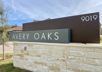 Avery Oaks - monument sign